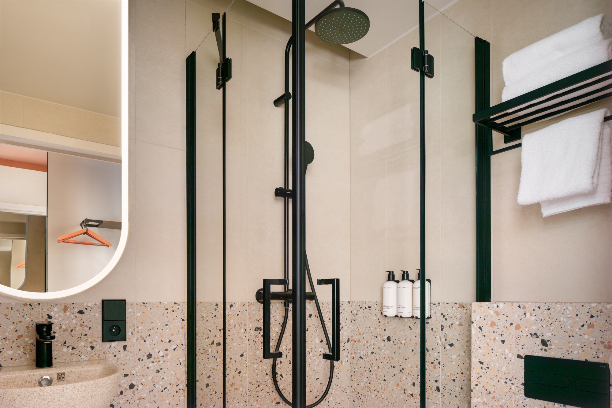 The Usual Plus Room shower